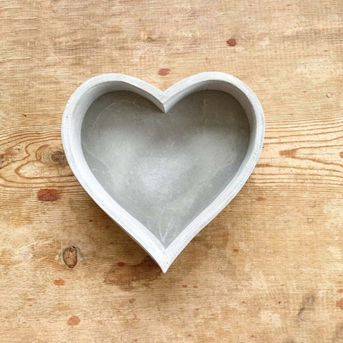 SMALL HEART CEMENT TRAY