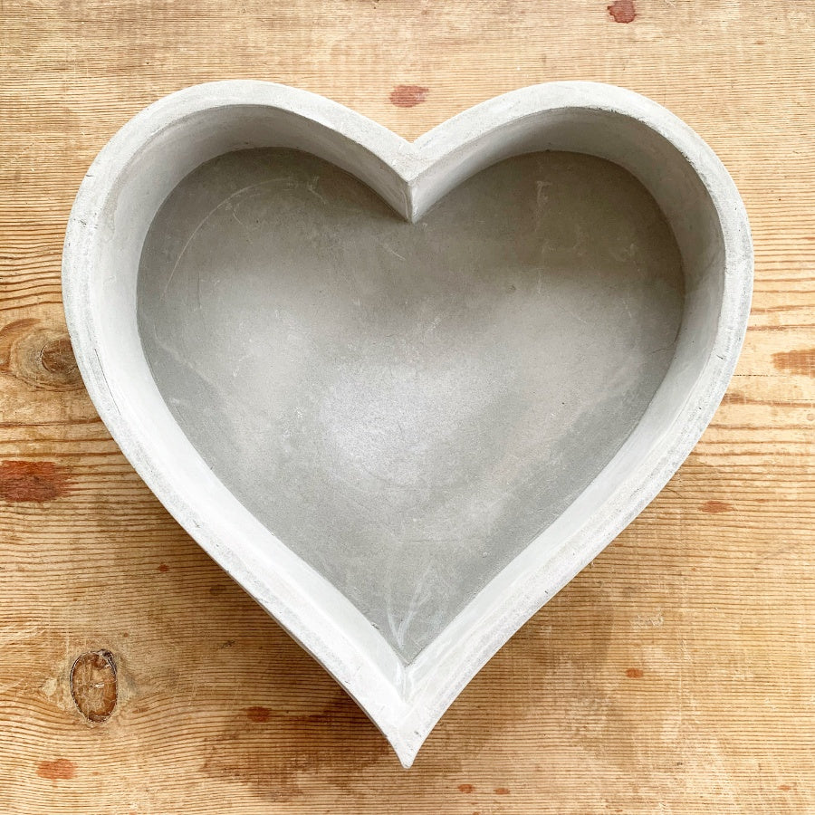 LARGE HEART CEMENT TRAY